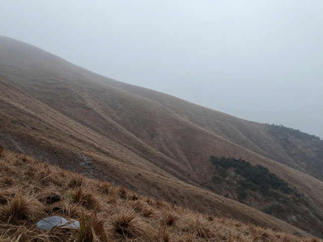 背风坡干燥少雨引发湿度变化,徒步如何规避滑坠风险?