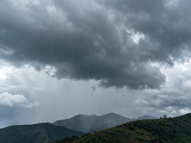 雷雨天气下的户外避险策略