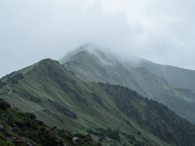 雨季山地徒步轻量化原理，绳索避晒防污指南
