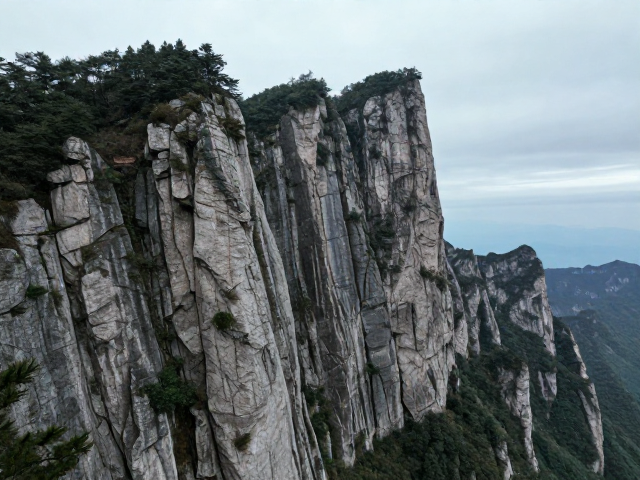 峨眉山系悬崖断壁绝美风光,摄影旅行者必打卡的秘境指南