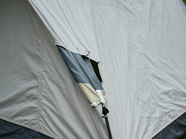 帐篷破损漏雨怎么办?防水胶带正确修补法与提前下撤指南