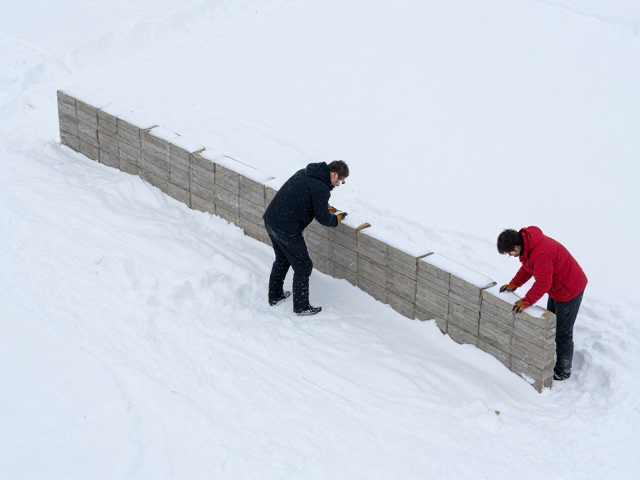 雪地避风墙搭建技巧,国际求救信号与生存指南