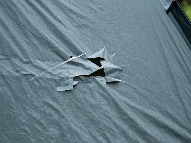 帐篷破损漏雨怎么办?调整路线后用防水胶带快速修补攻略