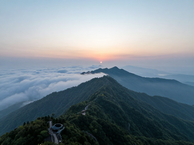 夏季避暑胜地,寻幽深山避难所,日出登顶看云海