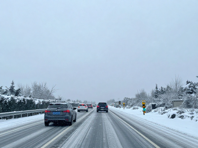 暴雪突发伴道路结冰,风向突变致交通受阻,出行请注意安全