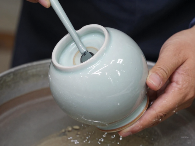 浸釉手法的操作细节与釉层控制