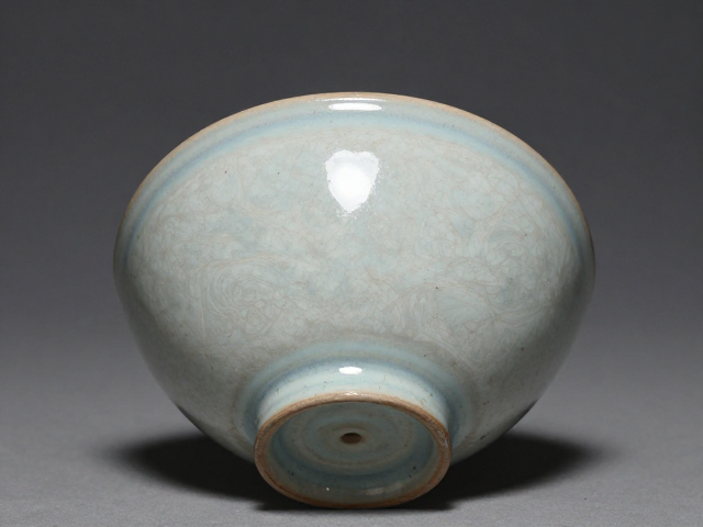 釉色光泽与胎质纹理的微观审视