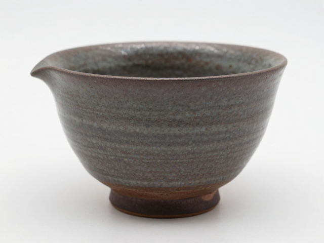 粗陶风格手作痕迹明显,草木灰釉打造古朴茶器之美