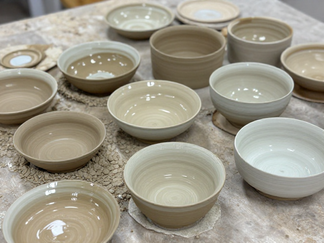 原料预处理与施釉工艺对缺陷控制的协同作用