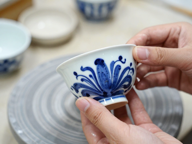 初识青花:从泥胎到釉下的色彩逻辑