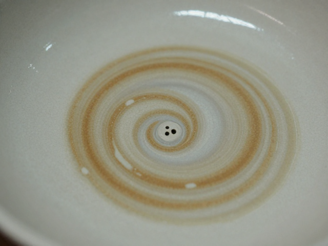 胎釉匹配与原料处理的微观影响