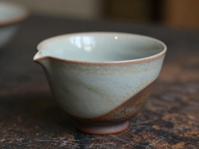 乐烧茶器制作，有机物燃烧如何塑造独特釉色与艺术魅力