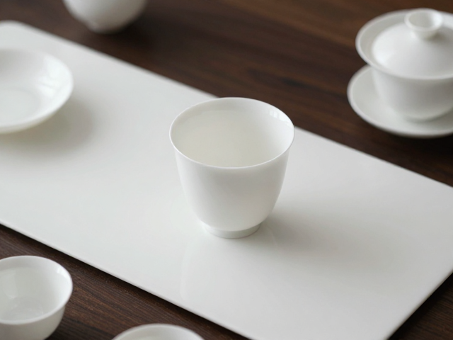 福建德化白瓷茶席美学,器形端正,尽显东方雅致韵味