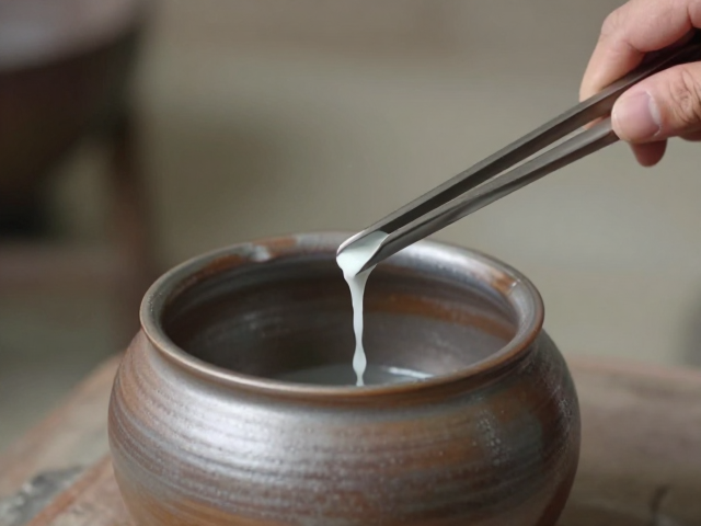 釉钳操作中的力学平衡与温度感知