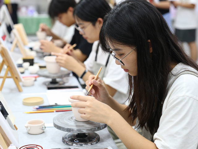 艺术院校学生手作市集，沉浸式陶瓷彩绘体验，解锁指尖艺术之旅