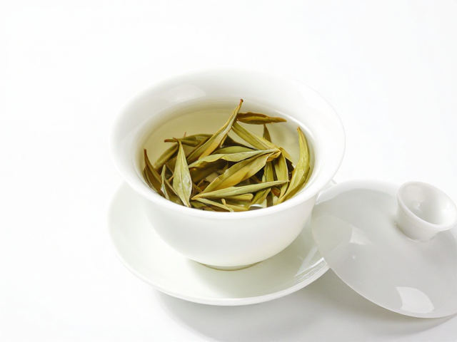 功夫茶具文化,为何盖碗最适合泡白茶?揭秘开片之美