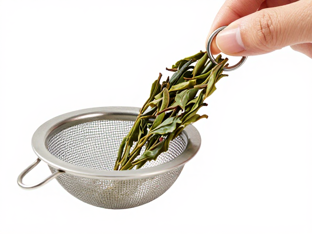 拨取茶叶的动作规范与器具配合
