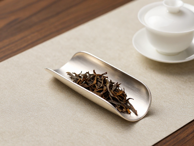 银质茶则的温润触感与实用美学