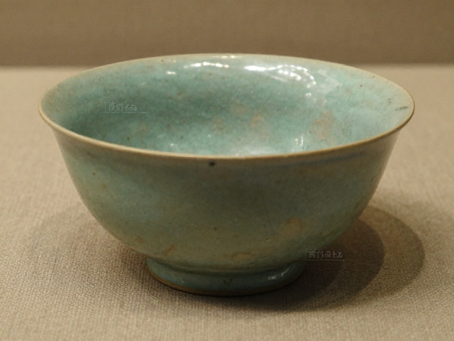 汉代青瓷茶碗出土特征，宫廷御用博物馆级藏品解析