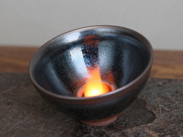 龙窑柴烧还原焰下，建盏器型与功夫茶席的绝配美学