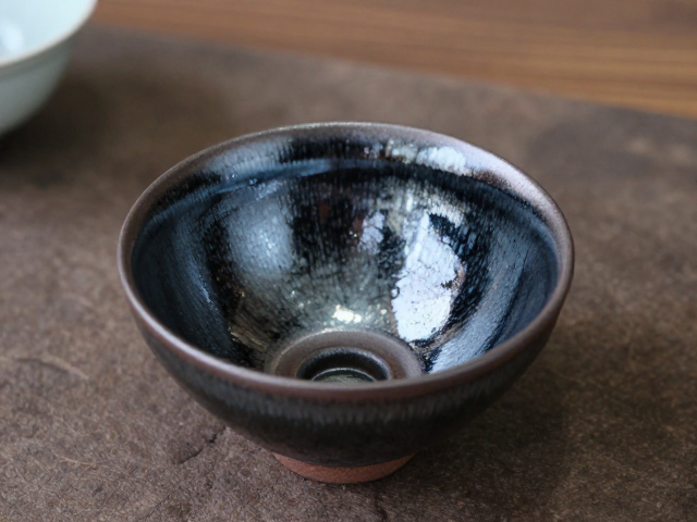 功夫茶席中的器物对话与空间留白