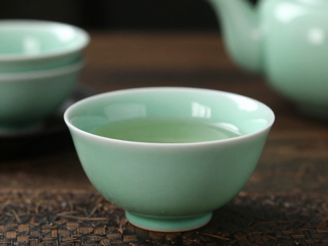 青瓷茶具的物理特性与绿茶冲泡的契合度