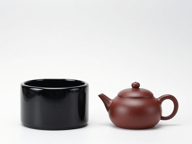 漆器茶筒配紫砂壶泡白茶，古韵茶席的收藏与养护指南