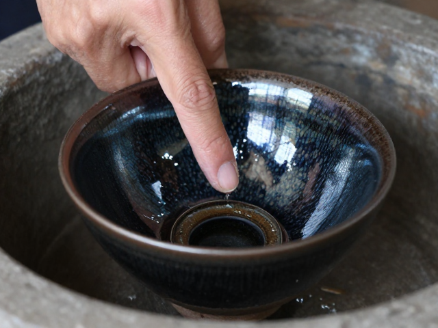 浸釉与荡釉：指尖上的釉层控制