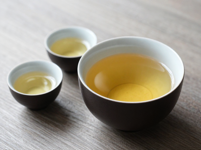 光影与茶汤的色彩对话