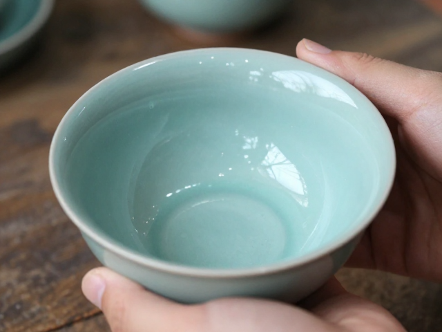 透骨青手工施釉，揭秘青瓷胎土工艺与收藏价值