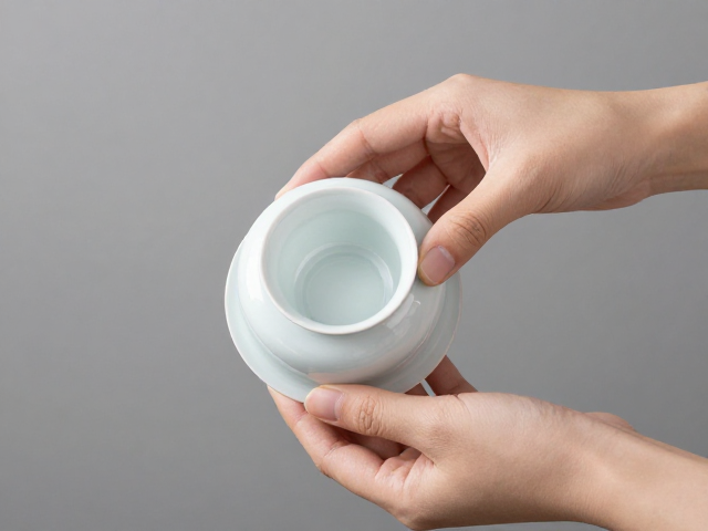 进阶茶具体系,轻拿轻放瓷器,如何握持舒适不烫手?
