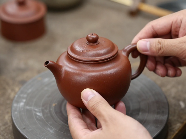 手工修坯过程中的细节把控与成型逻辑