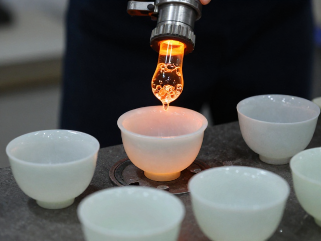琉璃熔制中的热工控制与气泡管理