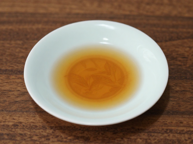 茶席材质的博弈:为何木质与陶瓷常成焦点