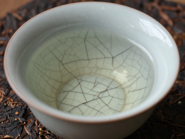 哥窑冰裂纹茶具泡普洱，不易吸味与冰裂成因审美解析
