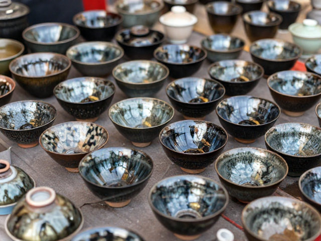 仿古建盏市场活跃，建盏器型分类茶盏托选购指南与温水清洗技巧