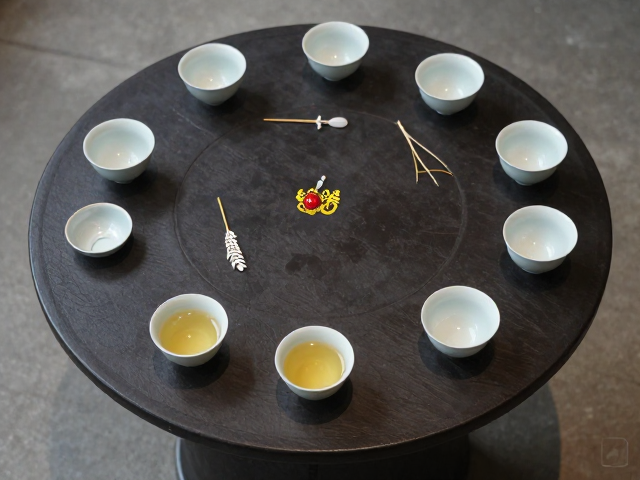 茶席搭配指南，圆形茶几上的茶针摆放美学与实用技巧