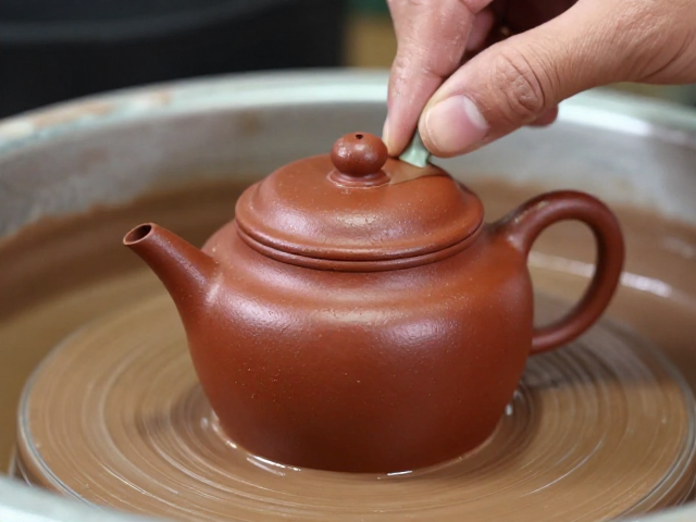 施釉上彩工艺的从属关系与风险控制