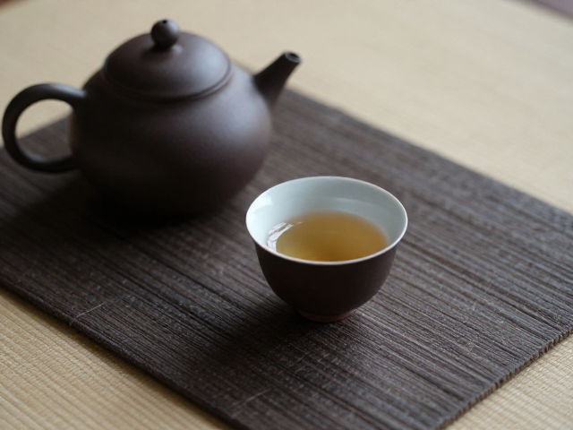 材质选择对茶汤氛围的微观影响