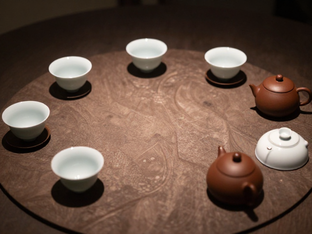 材质肌理与视觉层次的空间构建