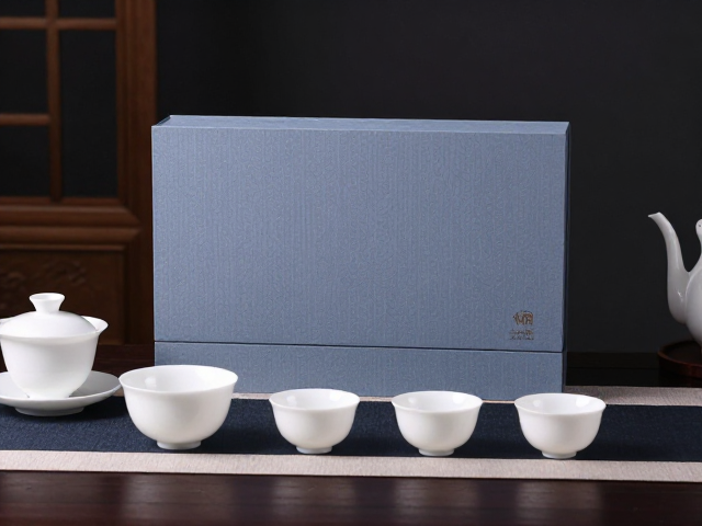 茶席丝与白瓷的视觉张力构建
