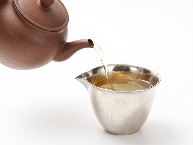材质对茶汤风味与温度的影响机制
