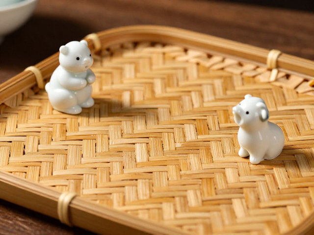 茶桌上的器物对话：材质与光影