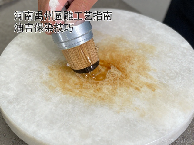 针对不同类型材质的油污清洁策略