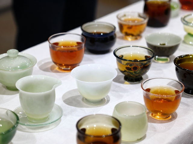 赏茶之美:不同茶类下的琉璃光影实验