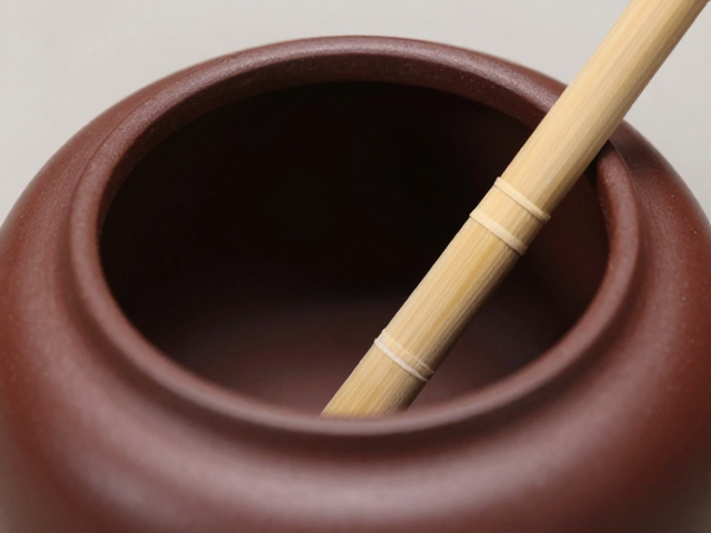 紫砂茶罐中高价怎么选?茶针筒搭配材质安全指南