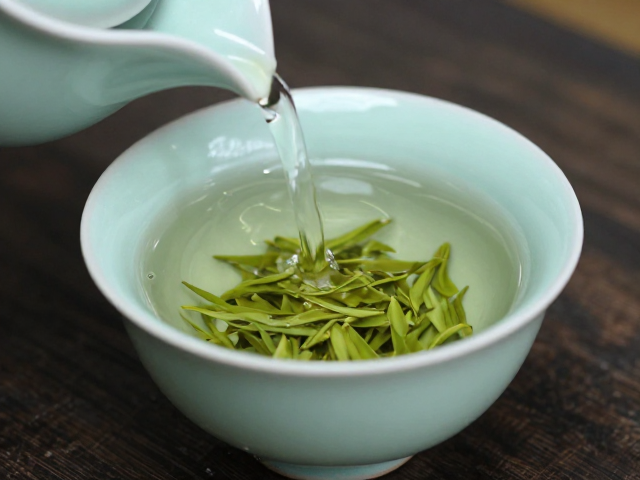 绿茶入盏:器型与茶汤的色彩互动