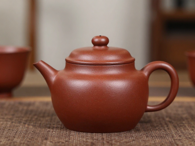 家庭品茶场景中紫砂茶具的雅致构建