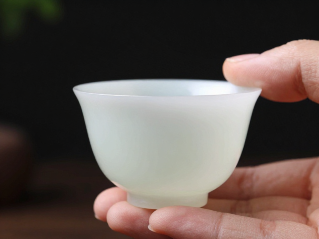 玉质温润,指尖触碰的千年传承