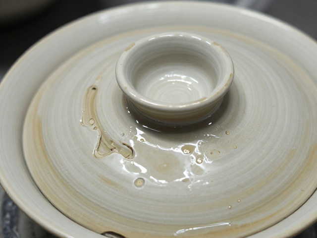 胎釉界面的微观结构与视觉呈现